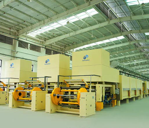 Какие меры предосторожности следует соблюдать при использовании оборудования для изготовления клея?